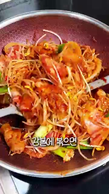 중불에서 고기가 익기 시작하면 센 불로 올려 채수가 나오면서 고기… — 초간단 콩나물 불고기 | 추억의 그 맛 그대로 살린 매콤달콤 황금레시피