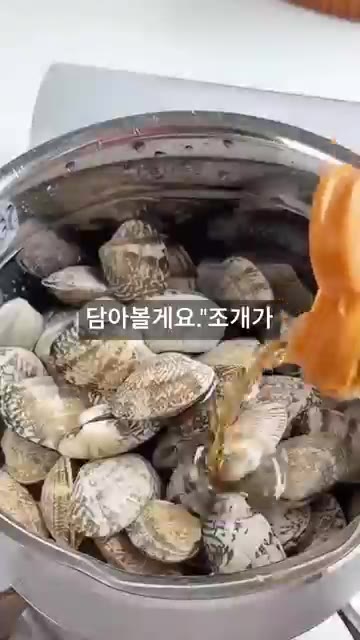 동그란 빵 윗부분을 잘라 속을 파내어 볼 모양을 만든다. — 빵 속에 담아 먹는 브레드볼 스프 레시피