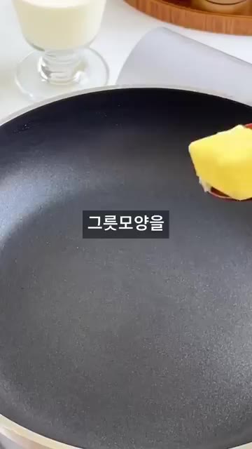 감자와 셀러리, 베이컨, 양파를 작게 깍둑썰기한다. — 빵 속에 담아 먹는 브레드볼 스프 레시피