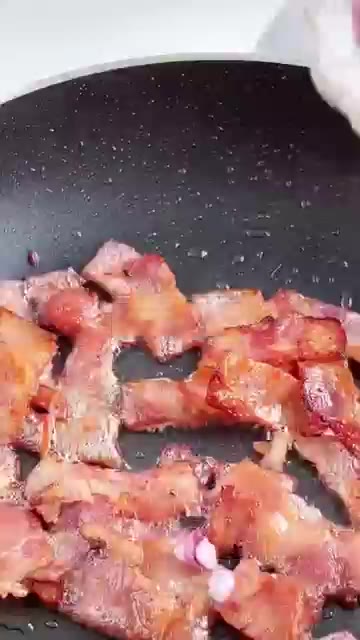 팬에 버터를 녹이고 밀가루를 넣어 볶은 뒤 우유와 생크림을 넣고 끓인다. — 빵 속에 담아 먹는 브레드볼 스프 레시피