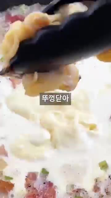 다른 팬에 베이컨, 감자, 셀러리, 양파를 볶다가 조개 육수를 붓고… — 빵 속에 담아 먹는 브레드볼 스프 레시피