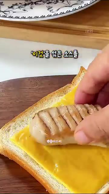 마요네즈와 특제 소스를 섞어 식빵 겉면에 골고루 발라줍니다. — 아이가 매일 찾아주는 극강의 바삭함! 특제 소스 듬뿍 소시지 치즈 샌드위치
