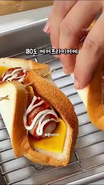 180도로 예열된 에어프라이어에 넣고 10분간 구워줍니다. — 아이가 매일 찾아주는 극강의 바삭함! 특제 소스 듬뿍 소시지 치즈 샌드위치