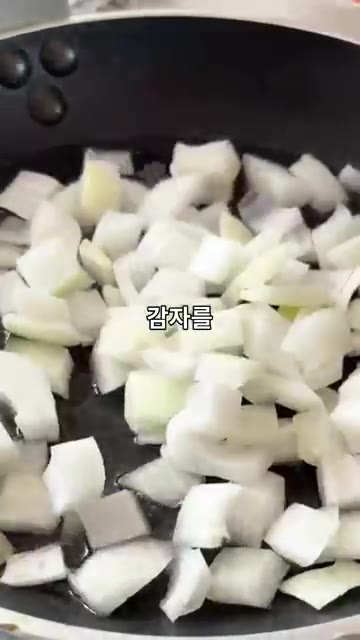 감자, 당근, 양파를 깍둑썰기 한다. — 겉은 바삭 속은 촉촉! 닭가슴살로 만드는 전문점급 치킨 카레덮밥 🍛