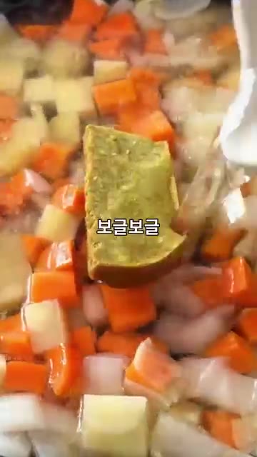 팬에 기름을 두르고 양파, 감자, 당근을 볶는다. — 겉은 바삭 속은 촉촉! 닭가슴살로 만드는 전문점급 치킨 카레덮밥 🍛