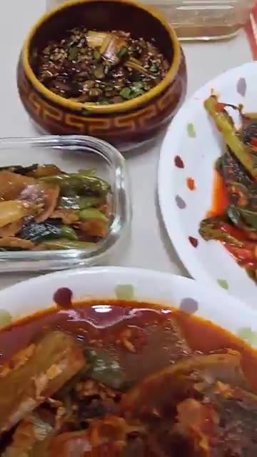 멸치를 볶아 멸치볶음을 만든다. — 26년 가을 집밥일기: 호박잎국, 갈치조림, 쑥갓무침 등 한상차림