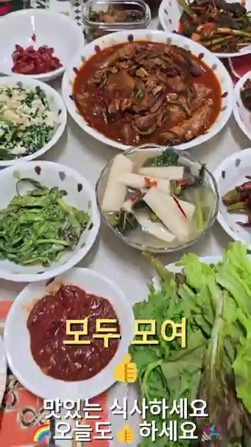 상추와 깻잎 등 쌈 채소를 준비한다. — 26년 가을 집밥일기: 호박잎국, 갈치조림, 쑥갓무침 등 한상차림