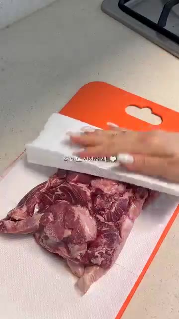 키친타월로 고기의 핏물을 꼼꼼하게 닦아낸다. — 집에서도 고깃집 느낌! 잡내 없이 쫄깃하고 고소한 뒷고기 모듬