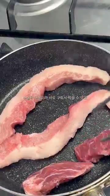 팬에 뒷고기를 올리고 먹기 좋게 잘라 굽기 시작한다. — 집에서도 고깃집 느낌! 잡내 없이 쫄깃하고 고소한 뒷고기 모듬