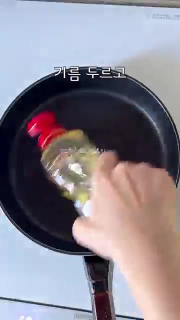 달걀 2개에 소금 한 꼬집을 넣고 풀어준 뒤, 팬에 식용유를 두르고… — 체지방 쭉쭉 빠지는 밥없는 김밥 레시피