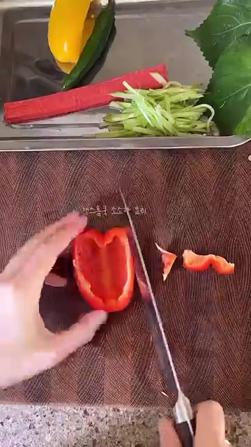 오이와 파프리카는 얇게 채 썰고, 깻잎은 꼭지를 제거합니다. 청양고… — 체지방 쭉쭉 빠지는 밥없는 김밥 레시피