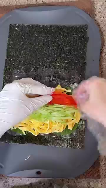 깻잎을 깔고 그 위에 달걀 지단, 오이, 파프리카, 맛살, 청양고추… — 체지방 쭉쭉 빠지는 밥없는 김밥 레시피