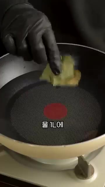 핏물을 뺀 갈비는 2~3번 헹궈 깨끗하게 씻은 뒤, 냄비에 물 1L… — 파는 것보다 맛있는 매운 돼지갈비찜