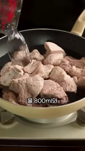 데친 갈비는 건져내고 냄비도 씻은 뒤, 물 800ml와 갈비, 만들… — 파는 것보다 맛있는 매운 돼지갈비찜