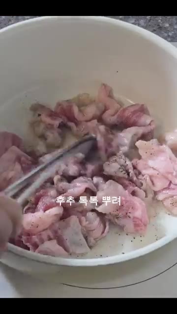달군 팬에 차돌박이를 올리고 소금과 후추를 뿌려 센 불에 빠르게 볶… — 팬 하나로 차돌박이 숙주볶음 & 볶음밥