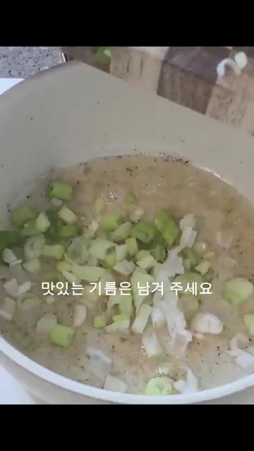 고기만 건져내고 팬에 남은 기름에 다진 마늘, 대파, 고추를 넣고… — 팬 하나로 차돌박이 숙주볶음 & 볶음밥