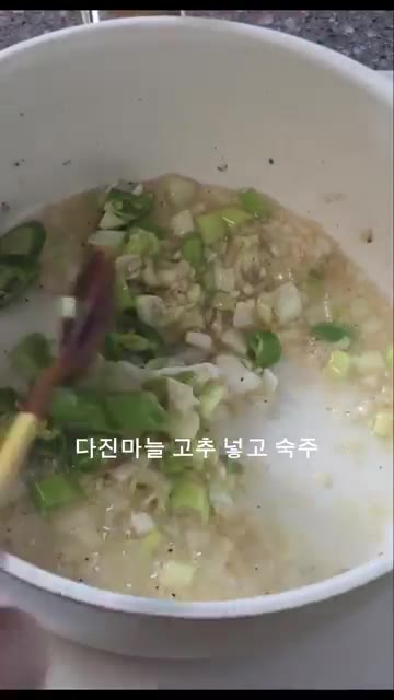 숙주를 듬뿍 넣고 볶다가 건져둔 차돌박이를 올립니다. — 팬 하나로 차돌박이 숙주볶음 & 볶음밥