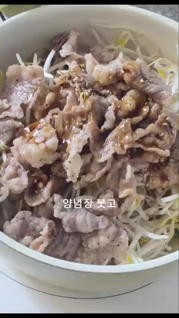 만들어둔 양념장을 붓고 센 불에서 순식간에 볶아줍니다. — 팬 하나로 차돌박이 숙주볶음 & 볶음밥