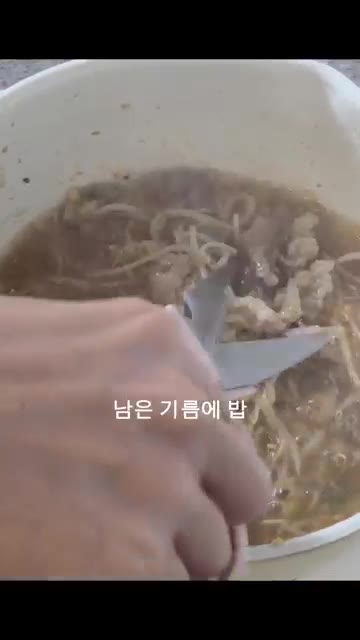 접시에 푸짐하게 덜어내고, 남은 기름에 밥을 볶아 통깨를 뿌려주면… — 팬 하나로 차돌박이 숙주볶음 & 볶음밥