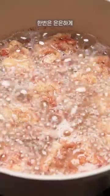 한 번은 은은하게, 다른 한 번은 강력하게 튀겨낸다. — 바삭바삭 가라아게 만들기!