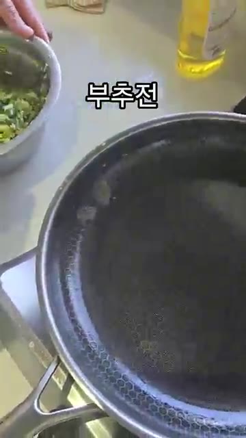 볼에 부추, 당근, 계란, 부침가루를 넣고 물을 넣지 않고 반죽합니… — 부추전 부칠 때 물 넣지 마세요