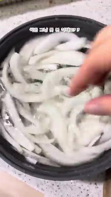 양파는 껍질을 벗겨 채 썰어 물에 담가둔다. — 다람쥐가 즐겨먹는 초간단 묵사발!