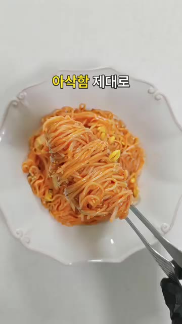 삶은 소면은 찬물에 비벼 씻어 전분기를 제거하고 물기를 털어냅니다. — 소면보다 콩나물이 더 푸짐합니다 아삭한 콩나물 비빔국수