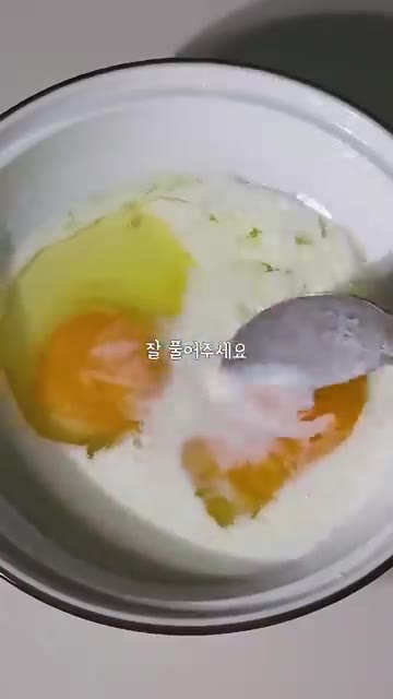 식빵 2장을 계란물에 적셔주세요. — 커피 부르는 꿀향 가득 허니 토스트 만들기