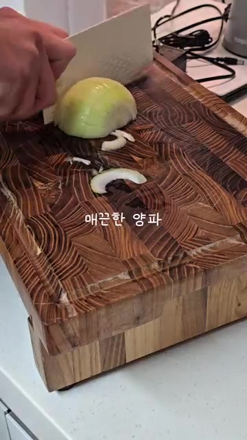 냄비에 현미유를 두르고 해물모듬과 우삼겹을 넣고 볶아줍니다. — 남편이 끓여주는 된장찌개
