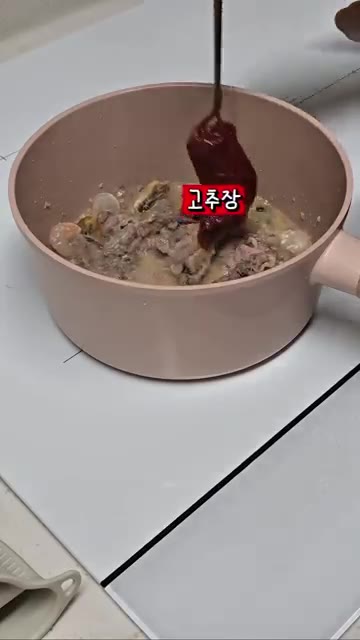 물을 붓고 끓여줍니다. 국간장을 넣어 간을 맞춰줍니다. — 남편이 끓여주는 된장찌개