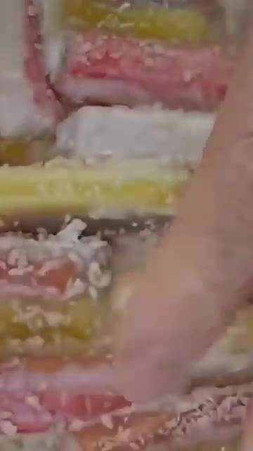 말아둔 라이스페이퍼를 계란물에 적셔줍니다. — 단무지, 게맛살, 햄, 우엉으로 김밥 대신 라이스페이퍼 전 만들기