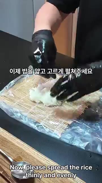 밥은 식초, 설탕, 소금으로 간을 맞춰줍니다. — 캘리포니아롤 어디까지 알고있니?