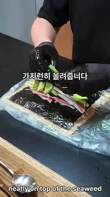 김발 위에 랩을 깔고 밥을 얇고 고르게 펼쳐줍니다. 캘리포니아롤의… — 캘리포니아롤 어디까지 알고있니?