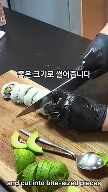김 위에 게맛살과 부드러운 아보카도, 아삭한 오이를 가지런히 올려줍니다. — 캘리포니아롤 어디까지 알고있니?