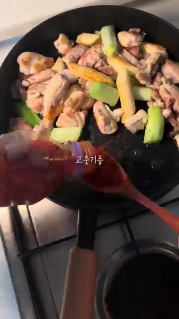 고춧가루를 넣고 볶는다. — 매콤 닭구이 치즈 볶음