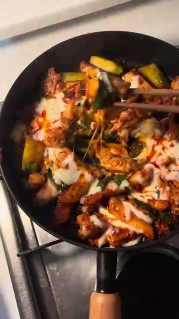 치즈가 녹으면 맛있게 비벼 먹는다. — 매콤 닭구이 치즈 볶음