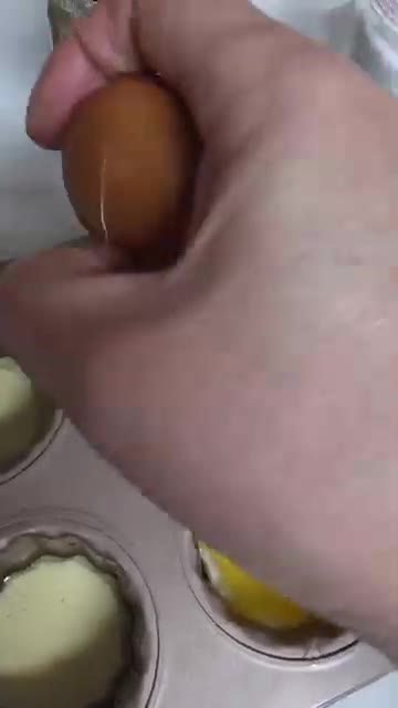 각 틀에 달걀을 하나씩 조심스럽게 깨뜨려 넣고, 노른자를 젓가락으로… — 빵집 갈 필요 없어요! 집에서 만드는 폭신폭신 계란빵