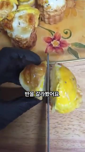 잠시 식힌 후 반으로 갈라보면 폭신하게 잘 구워진 계란빵 속을 확인… — 빵집 갈 필요 없어요! 집에서 만드는 폭신폭신 계란빵