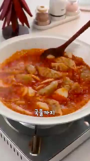 계란을 빙 둘러 넣고 젓지 말고 몽글몽글하게 익혀줍니다. — 육수 없이도 진한 얼큰 만둣국 레시피