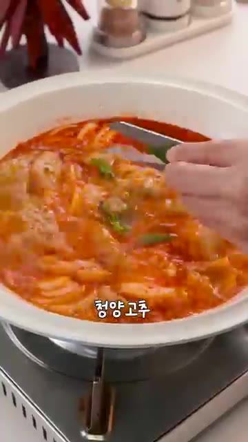 마지막으로 취향에 따라 청양고추와 후추를 넣으면 완성입니다. — 육수 없이도 진한 얼큰 만둣국 레시피