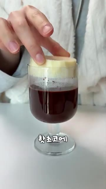 핫초코에 치즈를 넣어 먹는다. — 벨기에 초콜릿 장인도 이마 탁 치고 갈 꿀조합