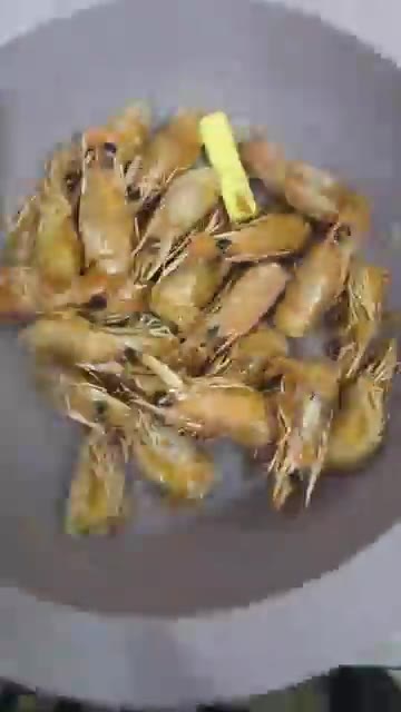 버터를 팬에 올립니다. — 새우머리 버터구이 레시피