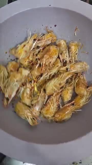 매콤 고추를 적당히 넣습니다. — 새우머리 버터구이 레시피