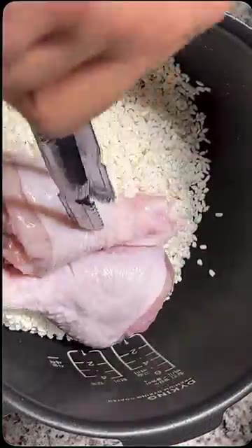 압력밥솥에 찹쌀, 닭, 통마늘, 대파, 소금 1큰술, 후추 1큰술,… — 초간단 누룽지 닭백숙
