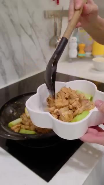 잘 구워진 닭고기와 대파를 접시에 담아 밥과 함께 맛있게 즐깁니다. — 아이들 간식으로도 좋은 요거트 닭다리살 구이