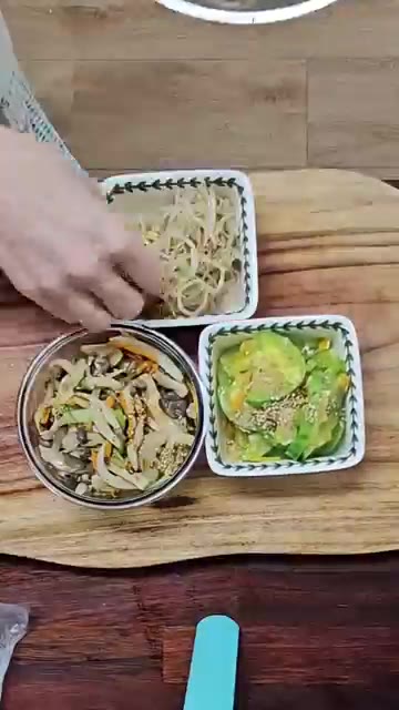 데친 숙주에 깨소금, 참기름, 맛소금을 넣고 조물조물 무쳐줍니다. — 냉털 야채반찬 3종! 자투리 채소로 맛있고 건강한 야채반찬 만들기