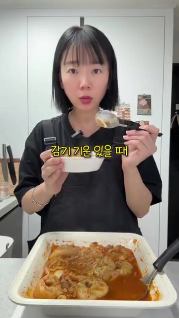 전골 팬에 알배추 3장, 양파 반 개, 버섯을 보기 좋게 깔아줍니다. — 추울 때 칼칼한 만두전골 레시피