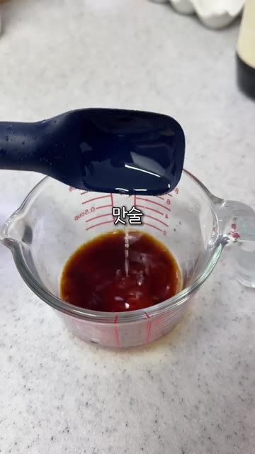 만들어둔 양념장과 물 800ml, 사골 가루 육수 2개를 넣고 끓여… — 추울 때 칼칼한 만두전골 레시피