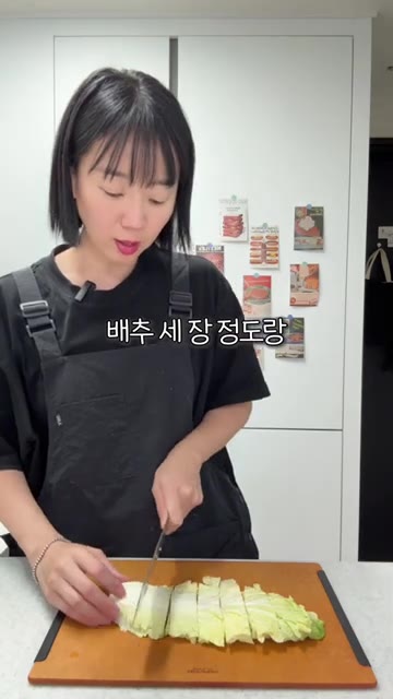 끓이는 동안 양념장을 살살 풀어주며 재료에 맛이 배도록 합니다. — 추울 때 칼칼한 만두전골 레시피