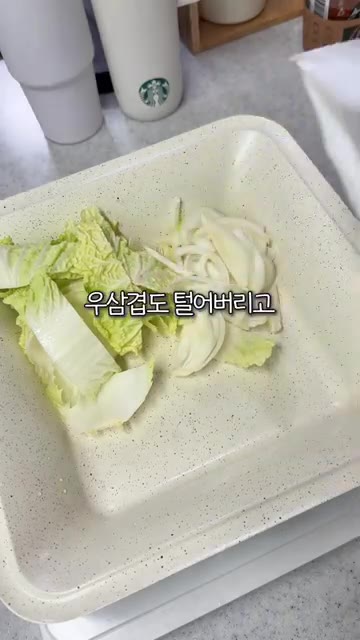 마지막에 계란 1개를 휘리릭 풀어 넣어주면 국물이 더욱 부드러워집니다. — 추울 때 칼칼한 만두전골 레시피